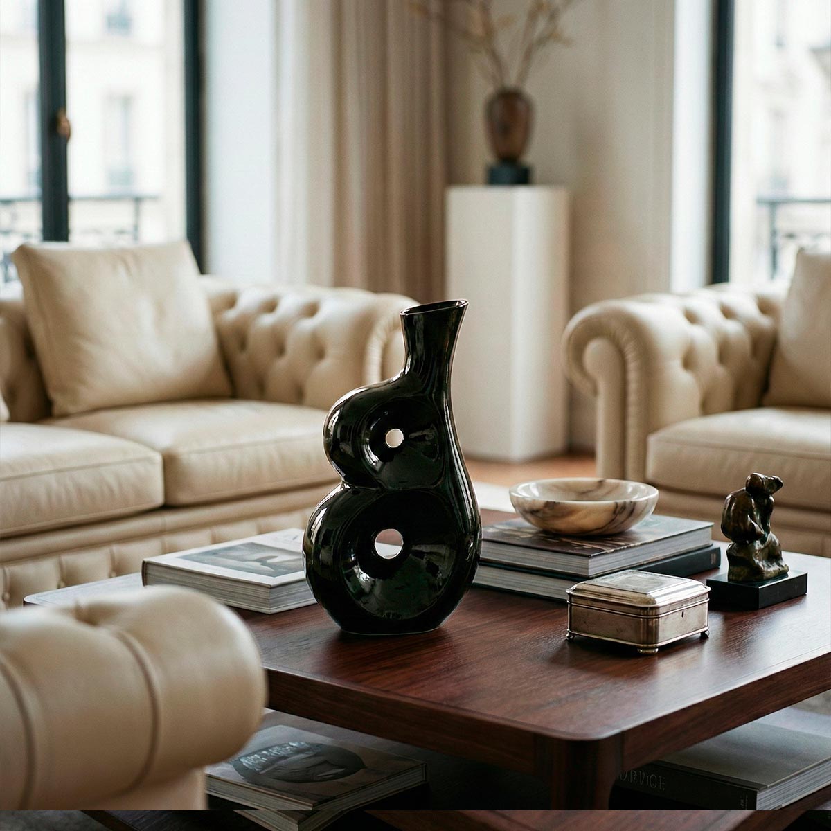 Vaso scultoreo nero lucido con doppi fori passanti asimmetrici