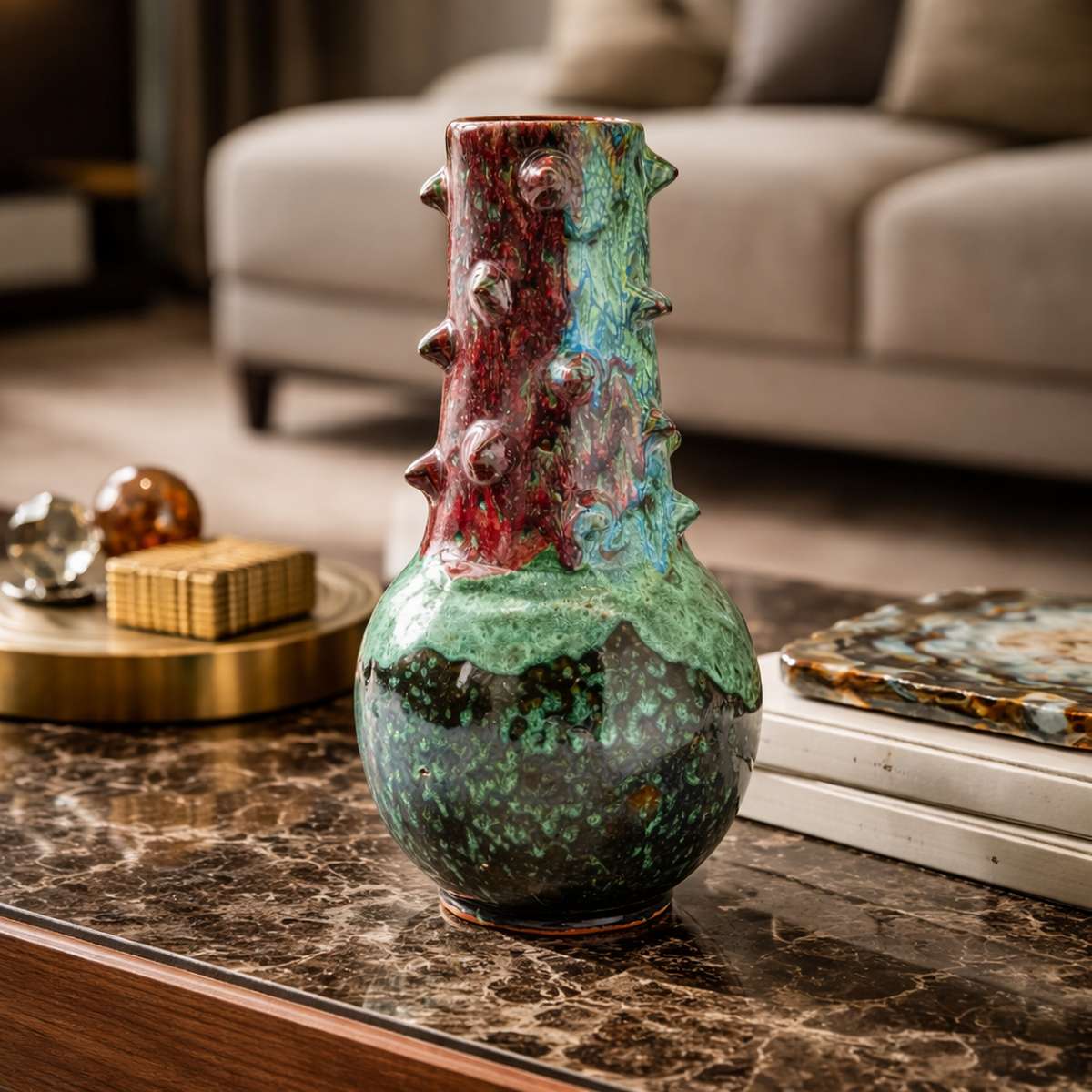 Vaso scultoreo policromo con smalti rossi e turchesi reattivi