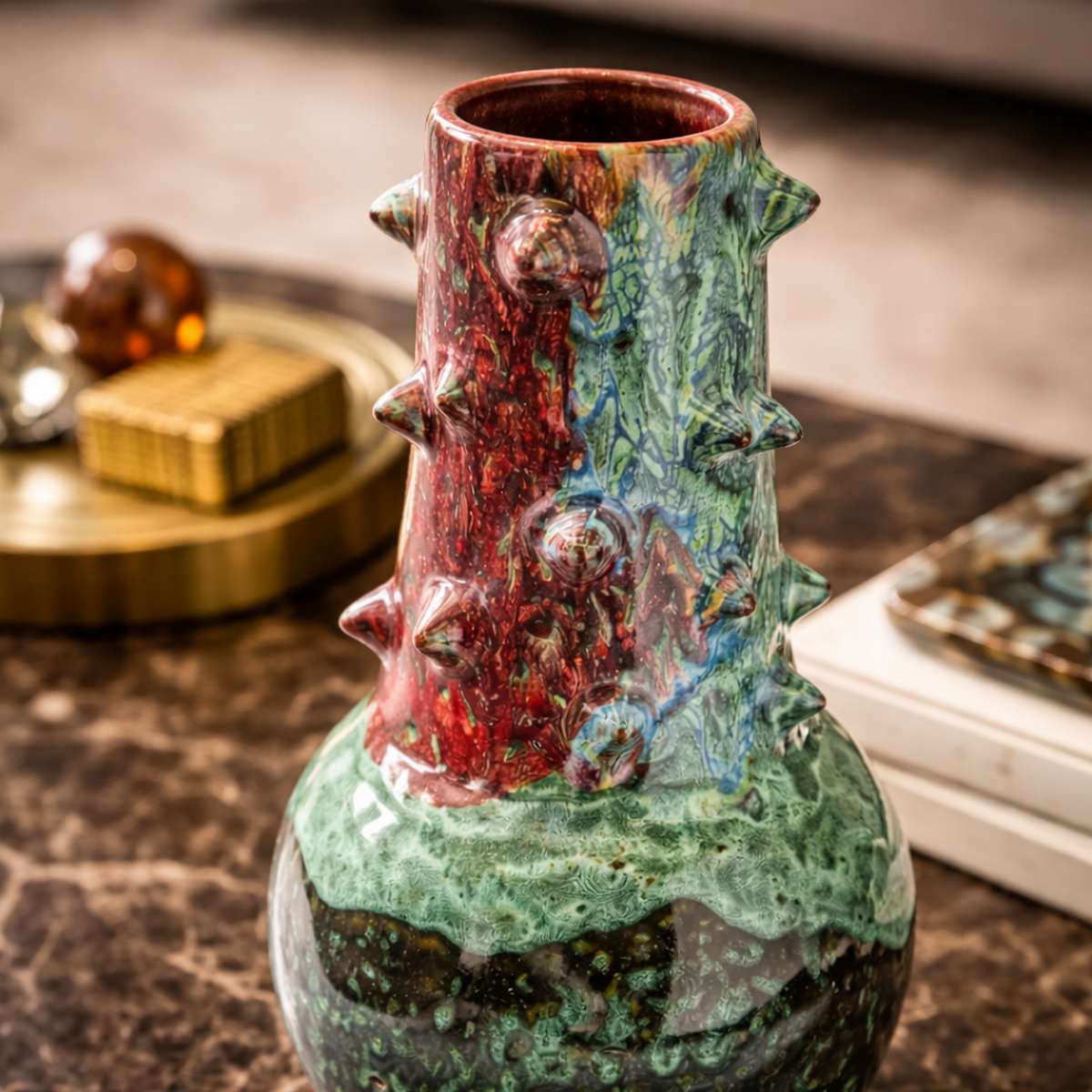 Ceramica artistica con texture spinosa e colori vivaci a contrasto