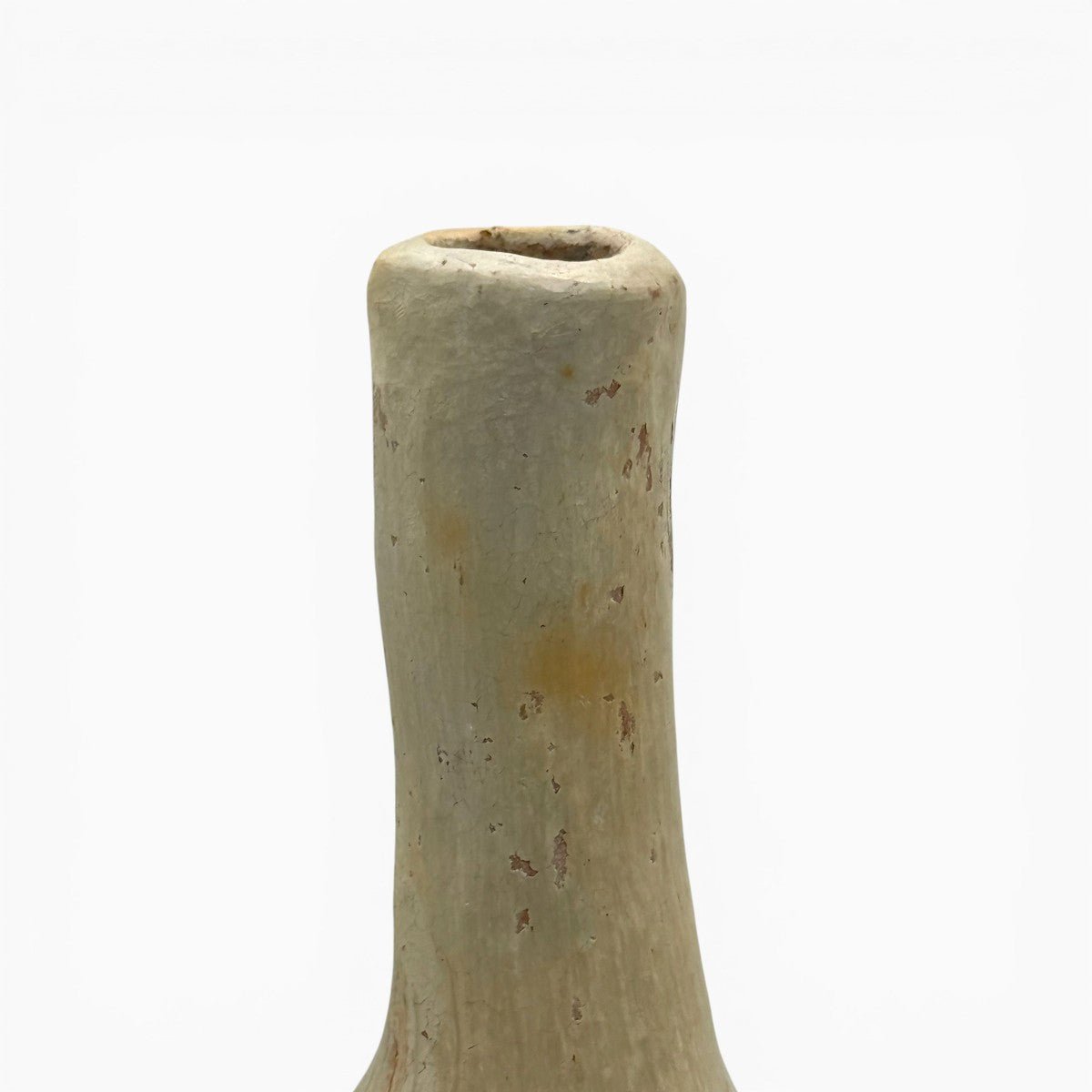 Profilo scultoreo che mostra il contrasto tra la base globosa e il collo verticale del vaso.