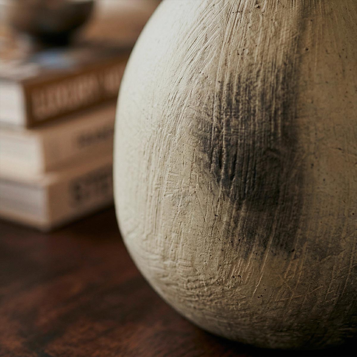 La macchia circolare nera (fire spot) sul corpo chiaro del vaso artistico Najed.