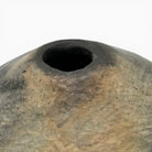 Vaso scultura Mufida da 2.5 kg esposto come pezzo d'accento su un tavolo di design.