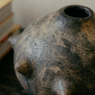 Dettaglio delle protuberanze coniche modellate a mano sulla ceramica materica di Mufida.