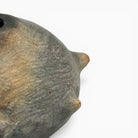 Texture irregolare e segni del fuoco vivo sulla ceramica etica e femminile tunisina.