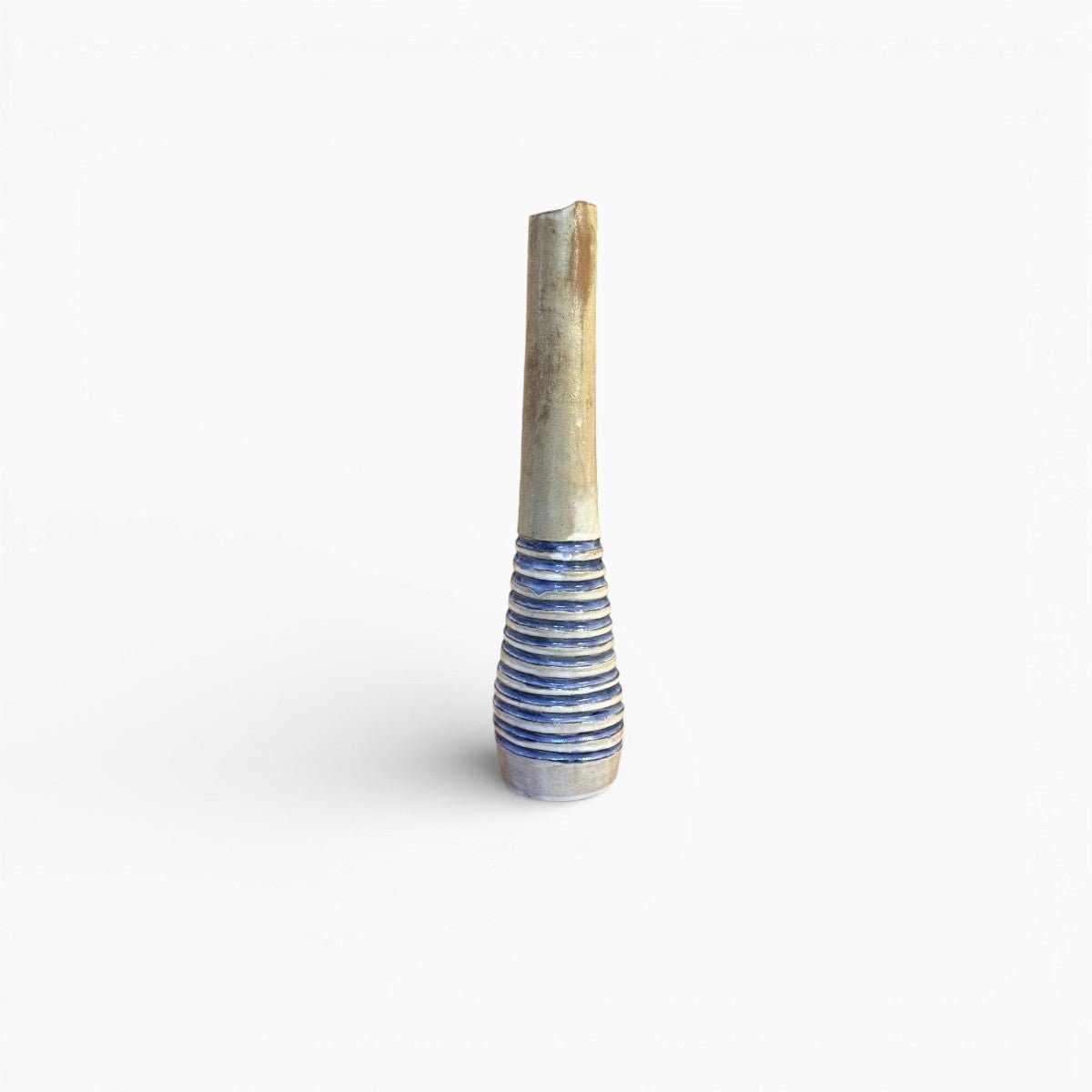 Gesto artigianale visibile nella modellazione degli anelli ceramici.