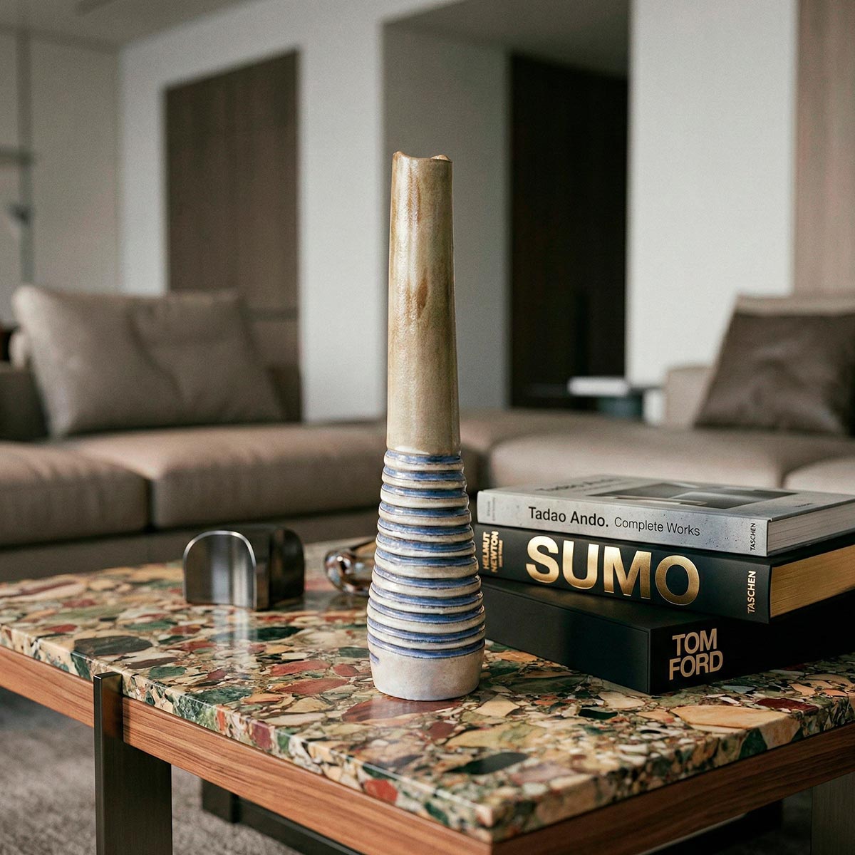 Scultura totemica in ceramica con anelli blu cobalto e collo slanciato beige.