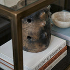 Dettaglio Vaso Cilindrico Sejnane Mufida in contesto artistico Malles x Vicode.