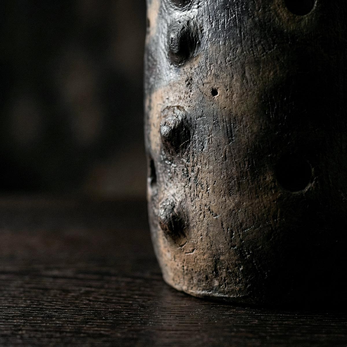 Vaso Cilindrico Sejnane Mufida isolato, dettaglio texture.