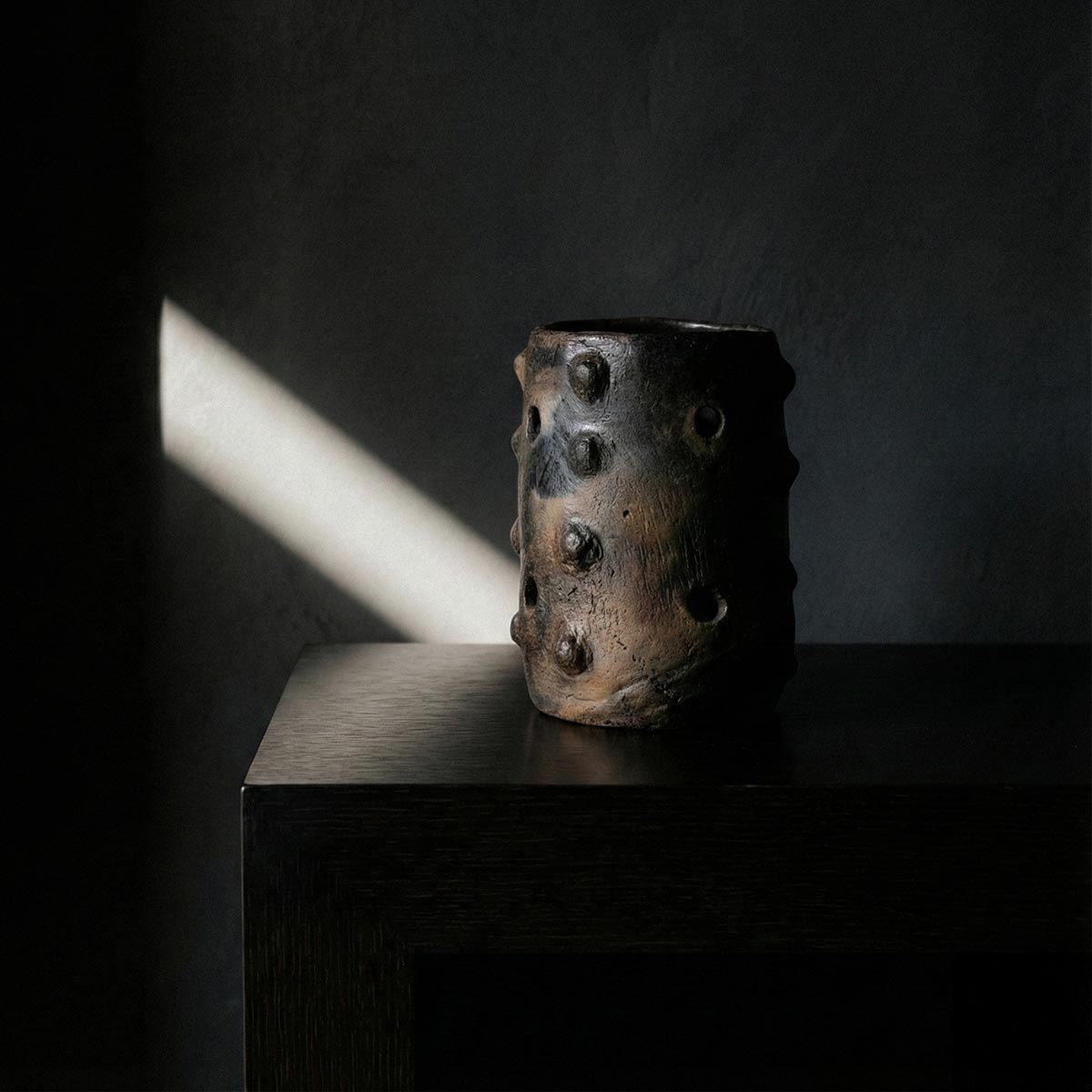 Vaso Cilindrico Sejnane Mufida in ceramica fatto a mano, vista laterale.