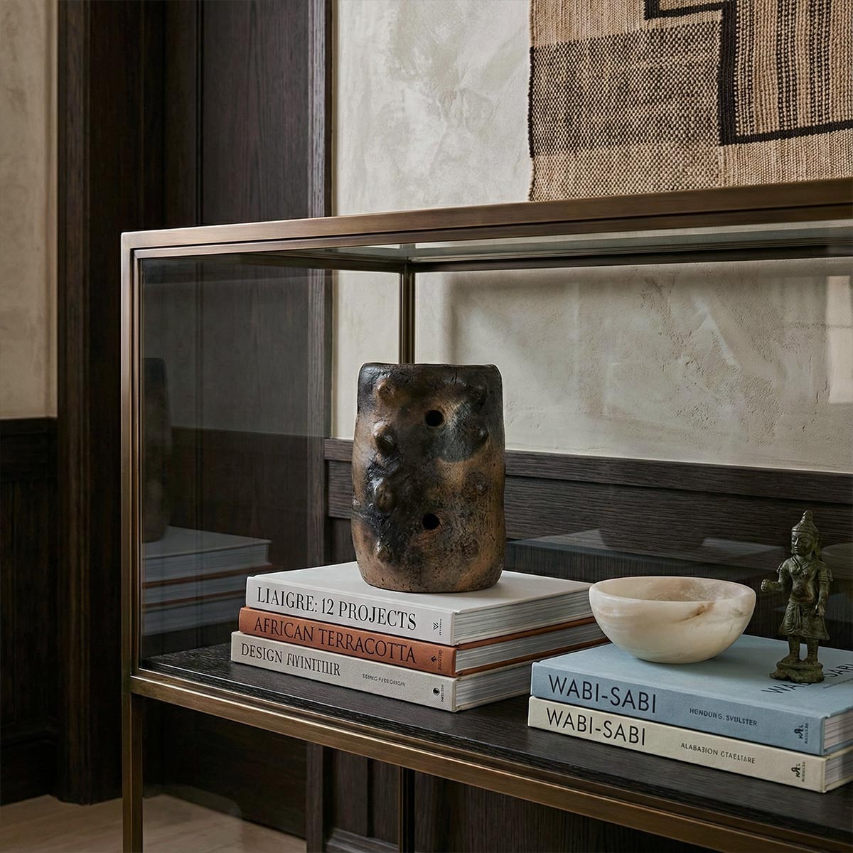 Vaso Cilindrico Sejnane Mufida ambientato su tavolo in legno scuro.