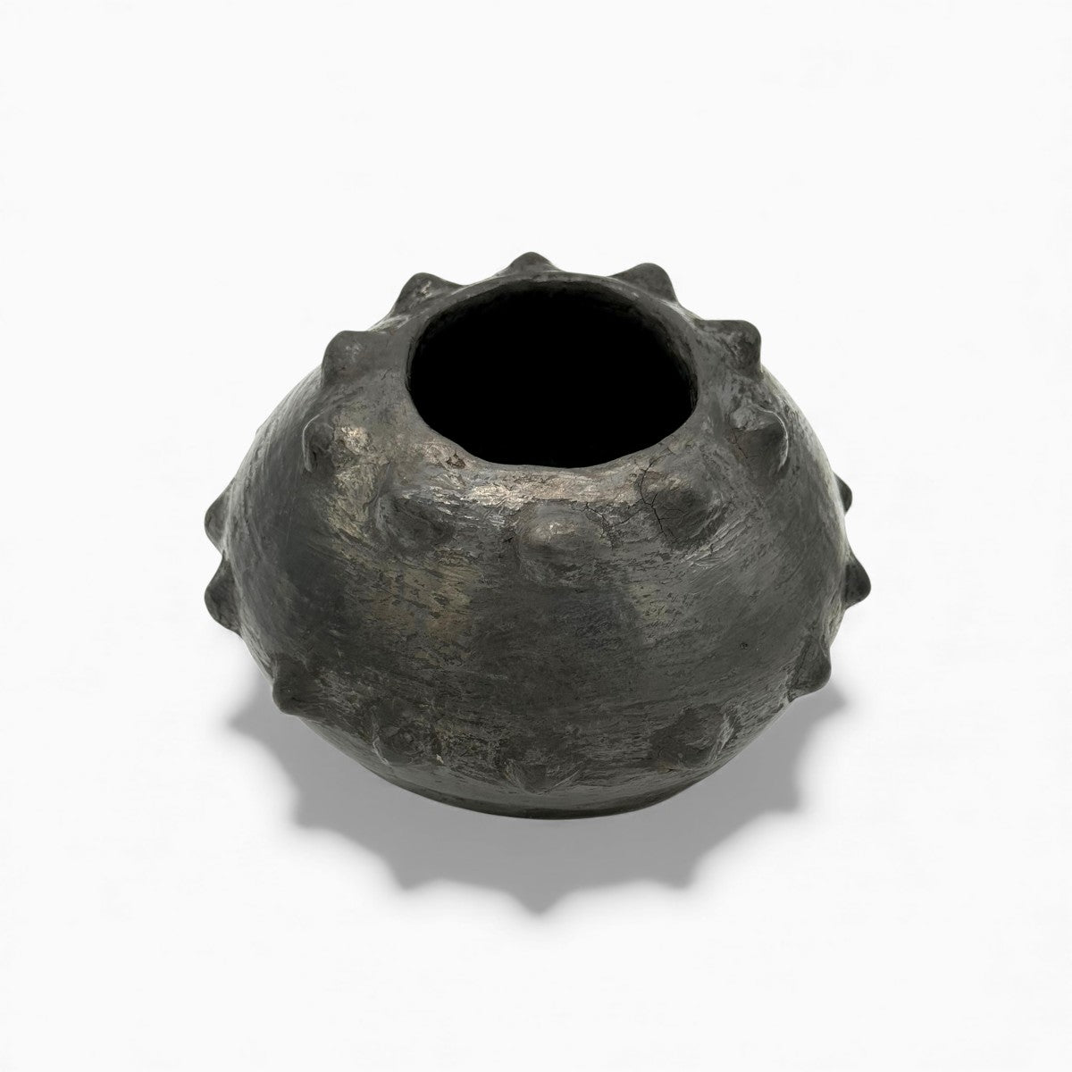 Vista superiore dell'apertura irregolare del Vaso Geometrico Nero artigianale