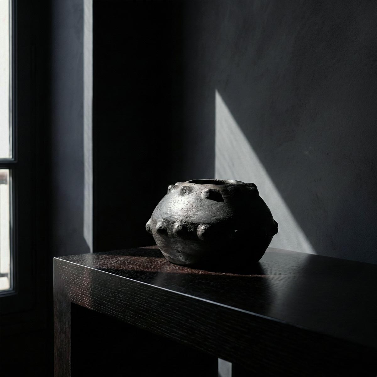 Vaso Geometrico Nero Habiba ambientato su una consolle di design moderno