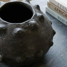 Vista frontale del Vaso Geometrico Nero collezione esclusiva Malles x Vicode