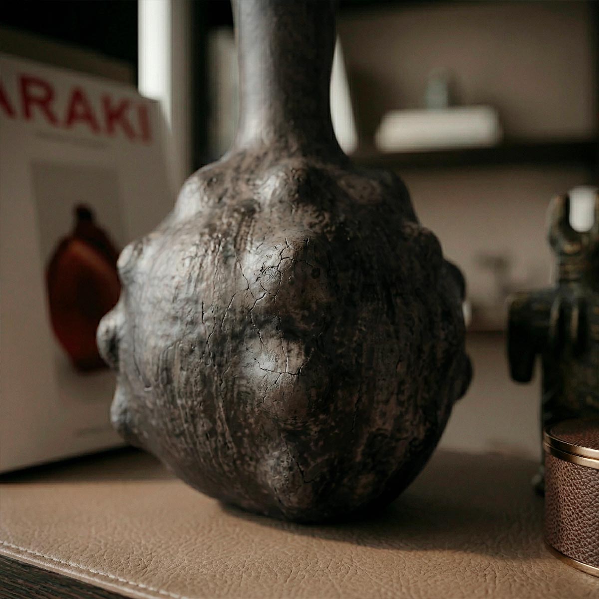 Finitura nero metallizzato ottenuta con cottura ancestrale sotto la paglia, vaso Hanene.