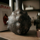 Finitura nero metallizzato ottenuta con cottura ancestrale sotto la paglia, vaso Hanene.