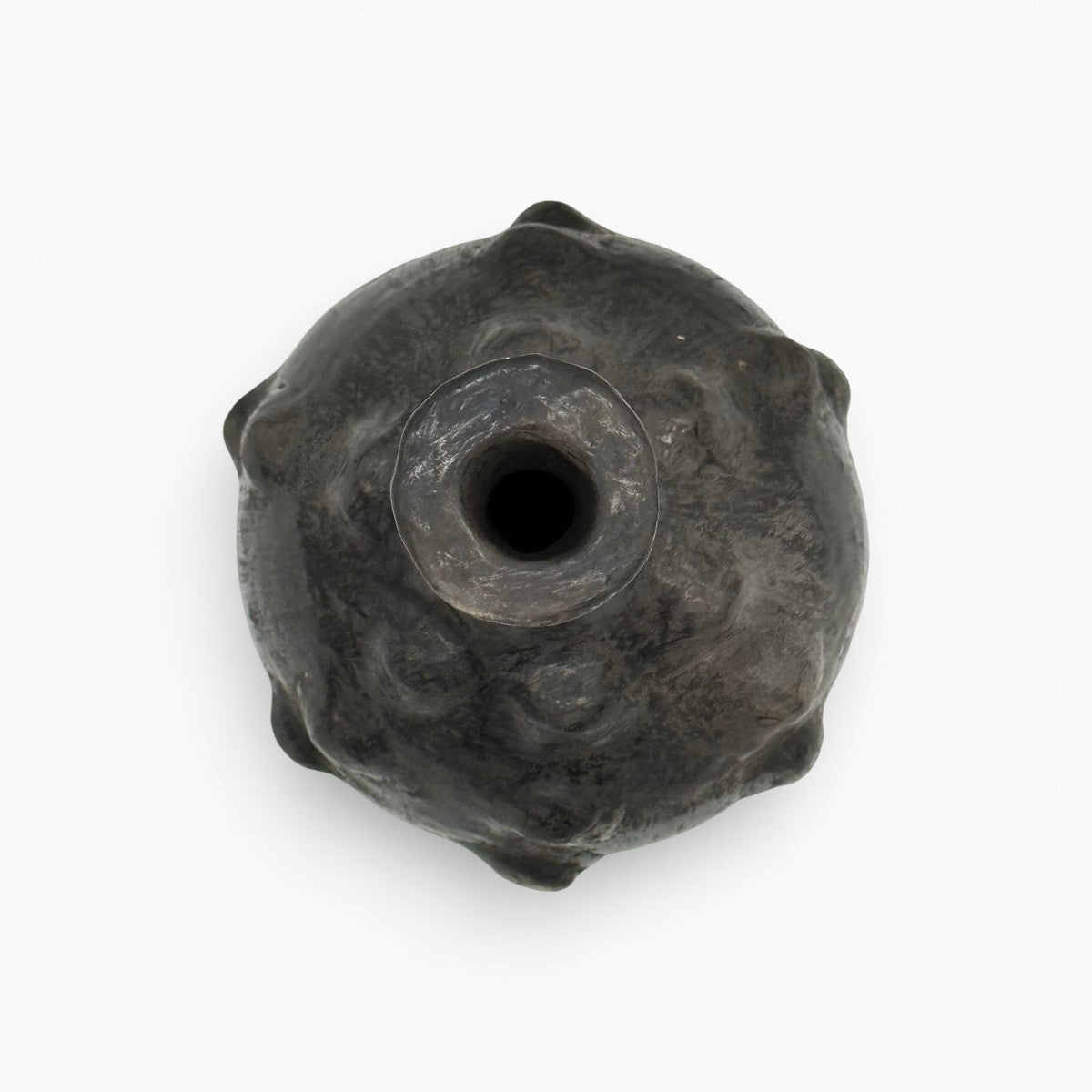Vista zenitale dell'apertura del vaso Hanene, che mostra lo spessore dell'argilla.