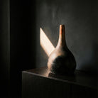 Vaso collo alto design Marowa Malles x Vicode foto artistica con giochi di luce