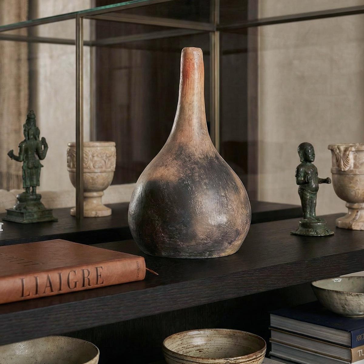 Dettaglio finitura sfumata e artigianale del vaso collo alto Marowa
