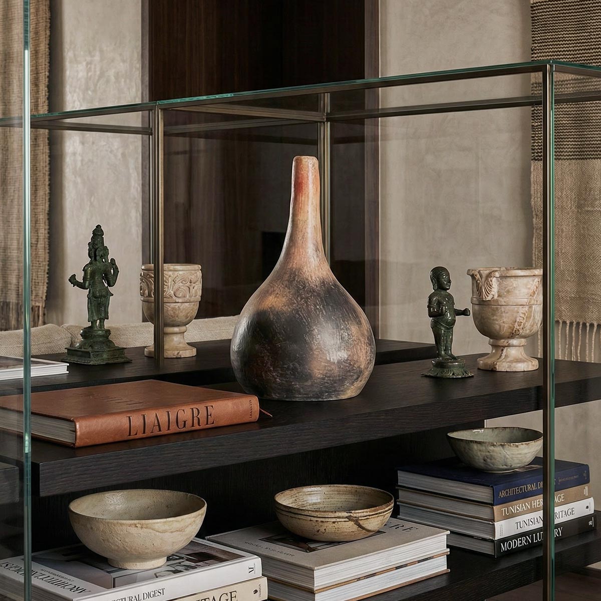 Vaso collo alto scultura Marowa in ceramica Sejnane ambientato su tavolo da pranzo - Vicode