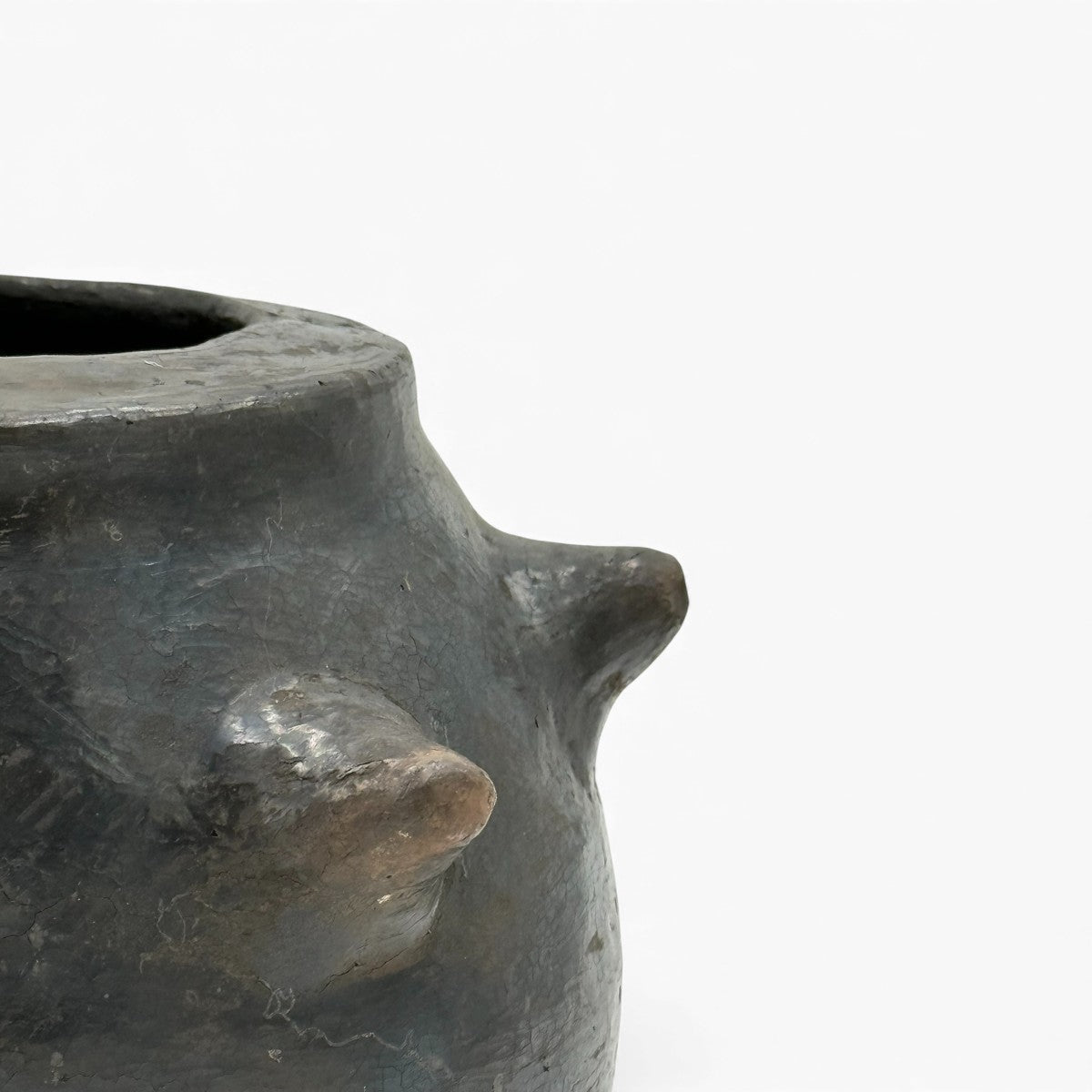Piccolo vaso sferico nero su sfondo scuro per un look sofisticato