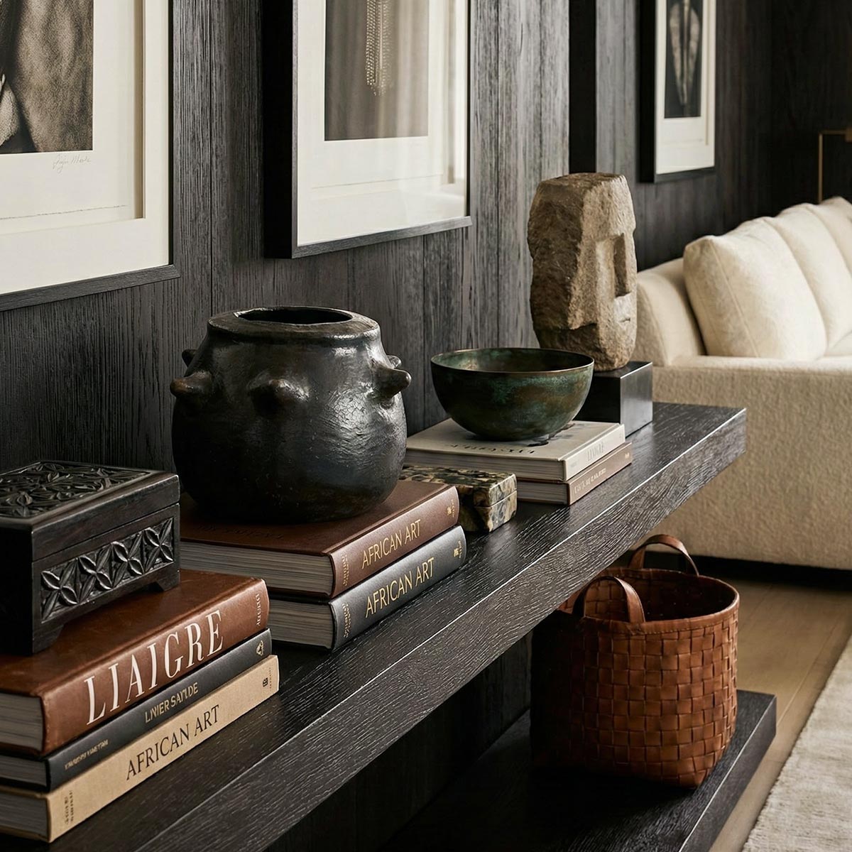 Vaso sferico in ceramica nera modello Farida ambientato su un tavolo di legno