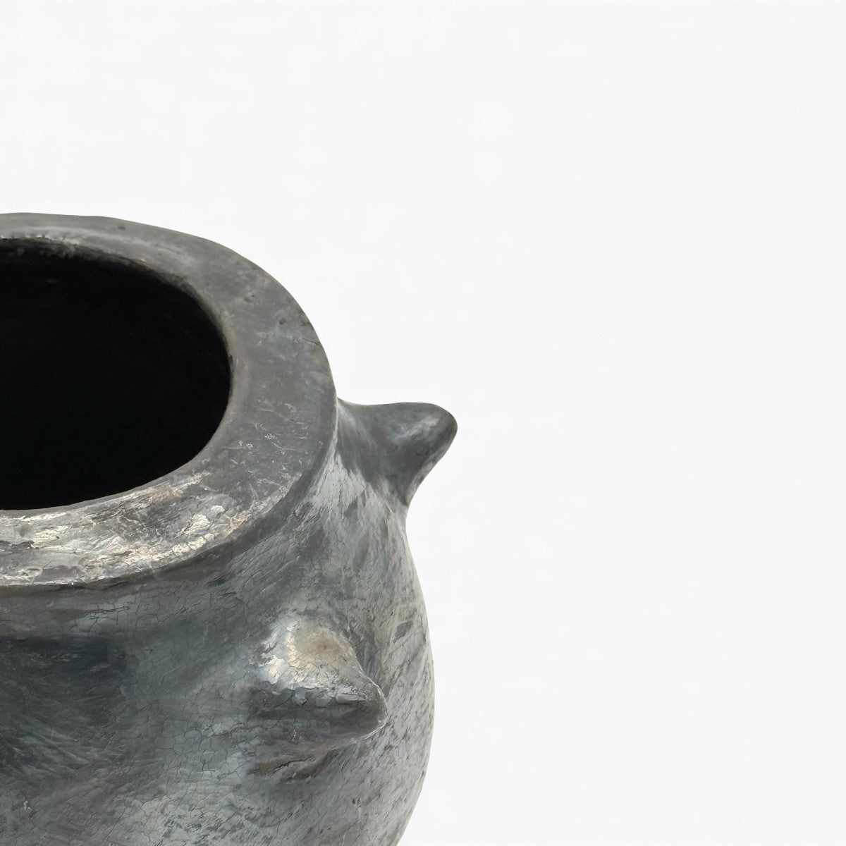 Finitura nera opaca e grezza del vaso sferico lavorato a mano