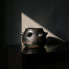 Vaso sferico di design con illuminazione che esalta la superficie materica