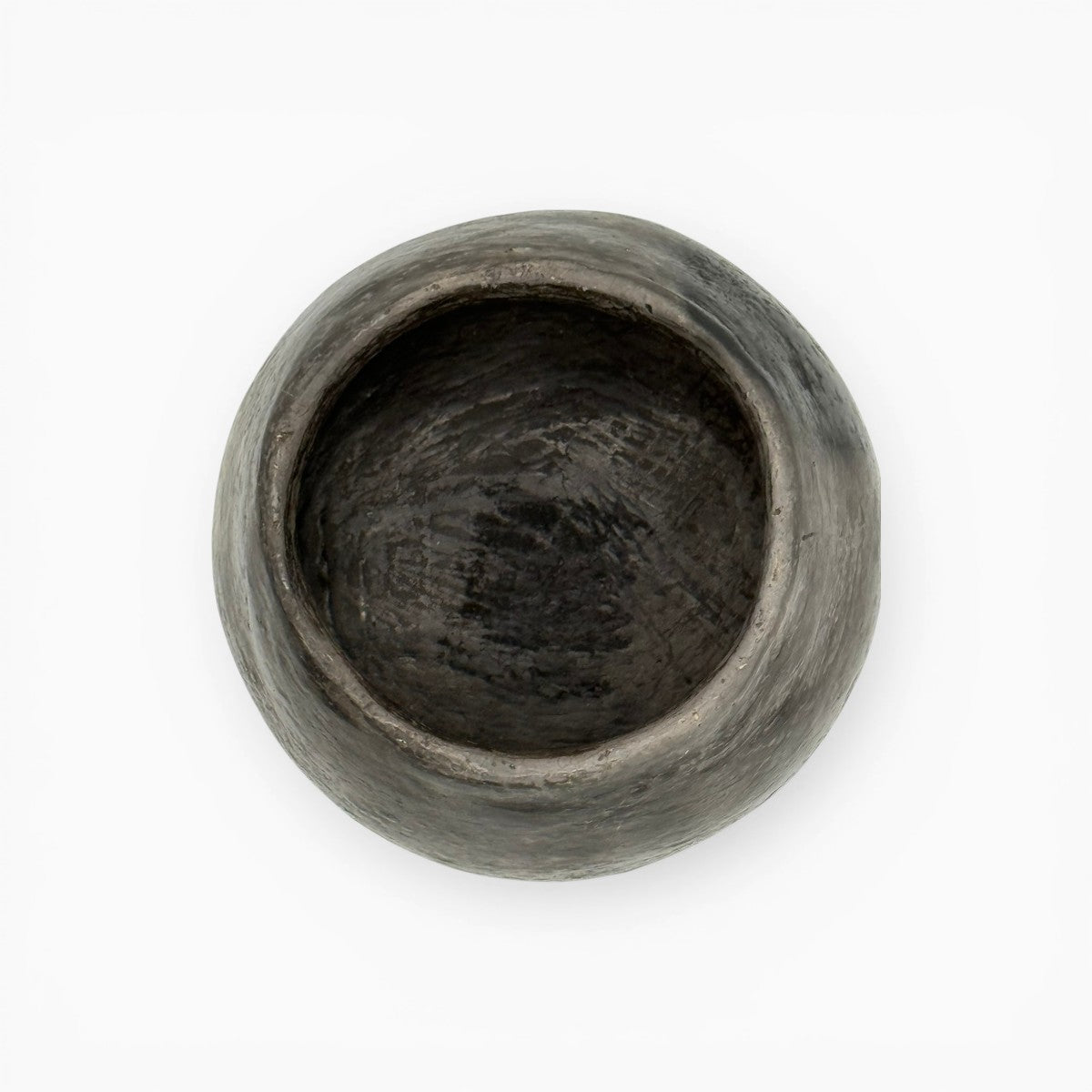 Ceramica totemica di Hanene: il lusso della lentezza e della memoria ancestrale.