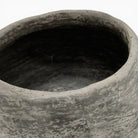 Vaso totem Hanene esposto come pezzo unico d'avanguardia in un salone moderno.