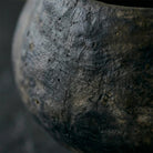 La silhouette totemica di 59 cm del vaso scultura Hanene in argilla di Sejnane.