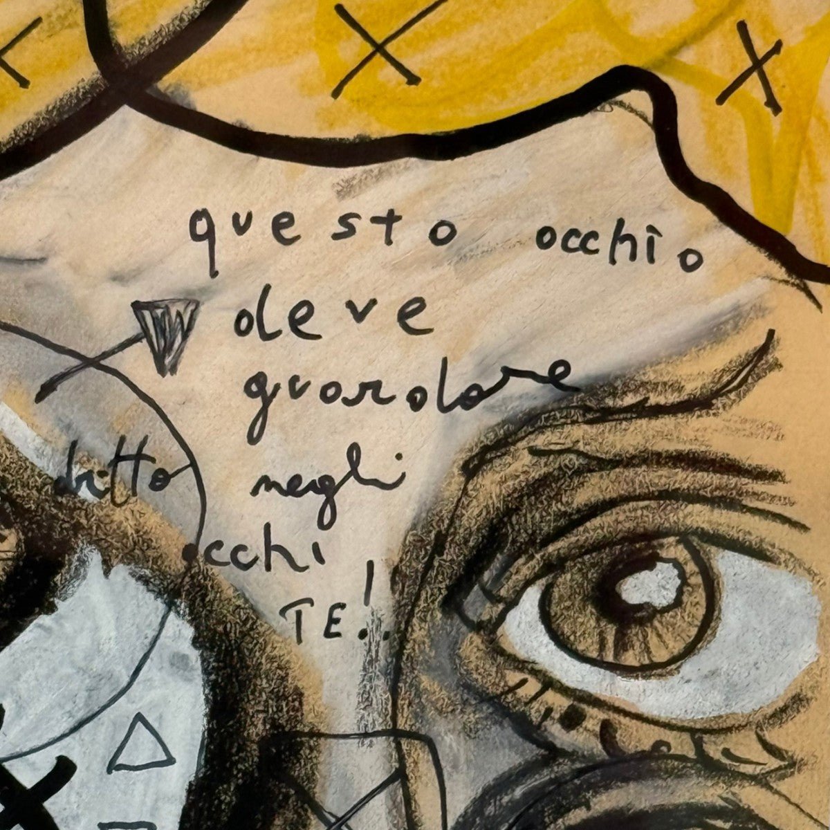 Dettaglio dei numeri e delle croci grafiche che aggiungono profondità materica al ritratto.