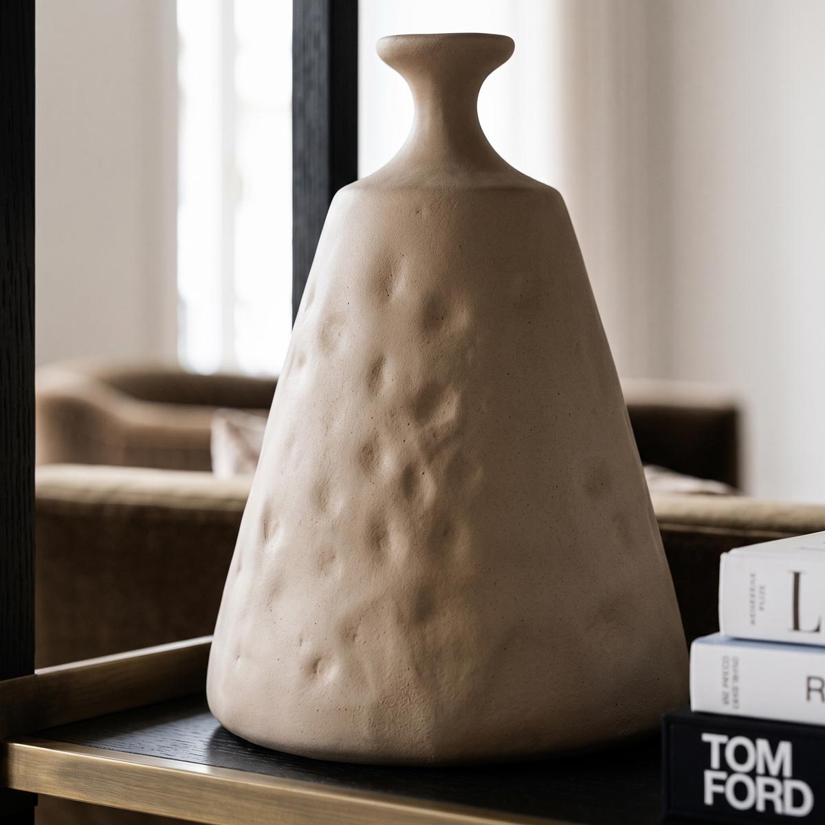 Vaso scultura CASAKŪ in ceramica con impronte manuali e finitura gessosa GESSO