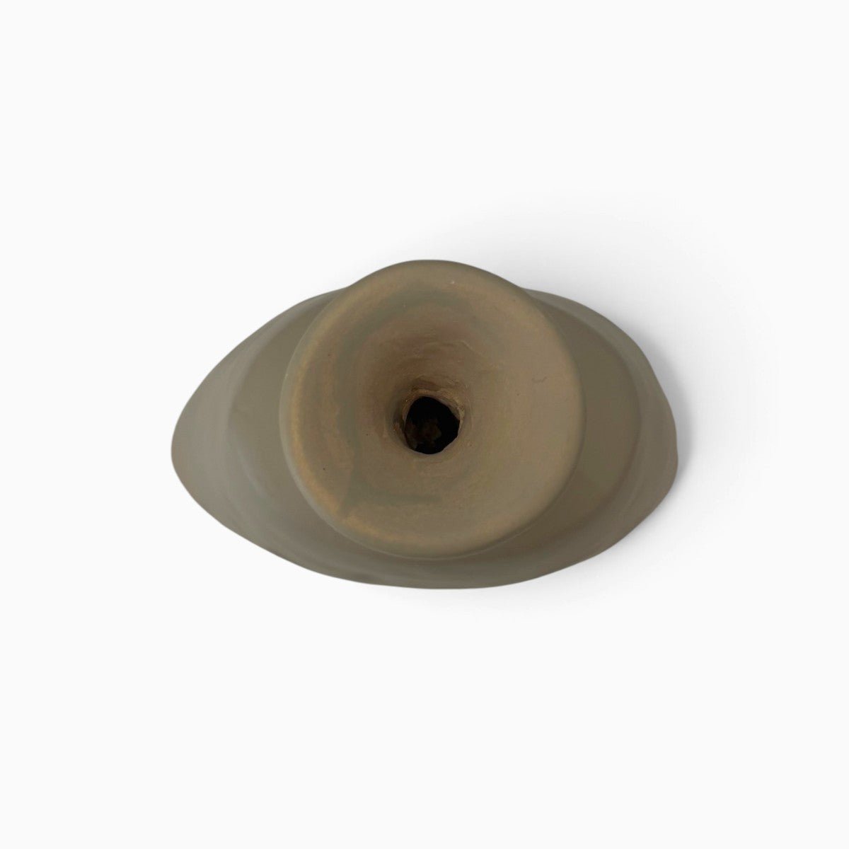 Vestigia vaso scultura in ceramica artistica color corda su sfondo bianco