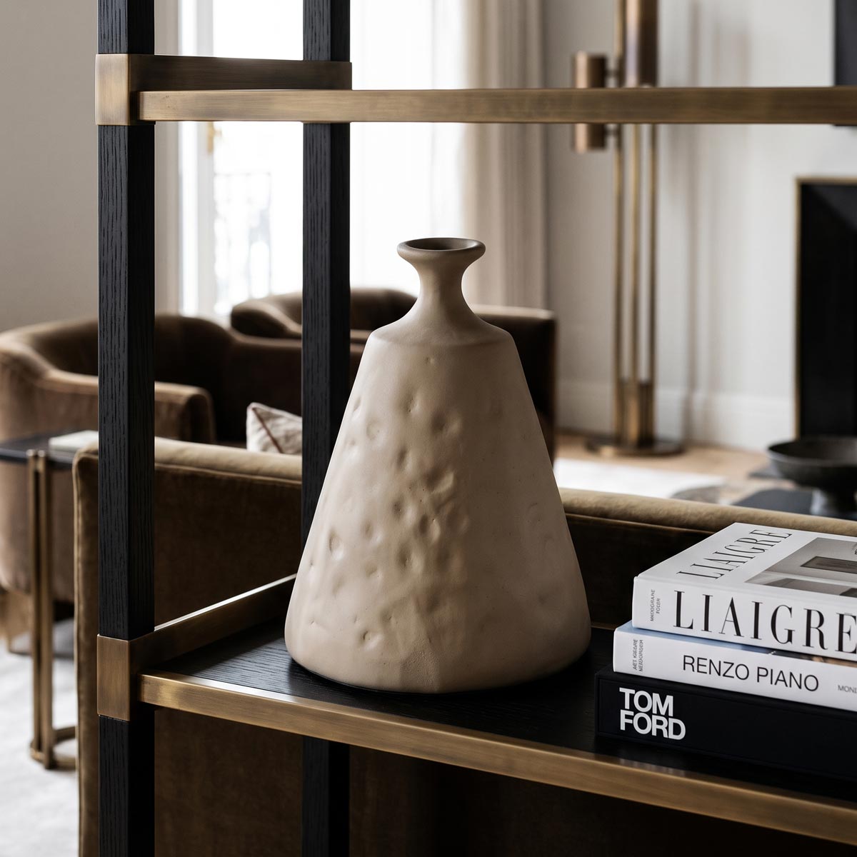 Ceramica artistica contemporanea Vestigia con superficie materica lavorata a mano