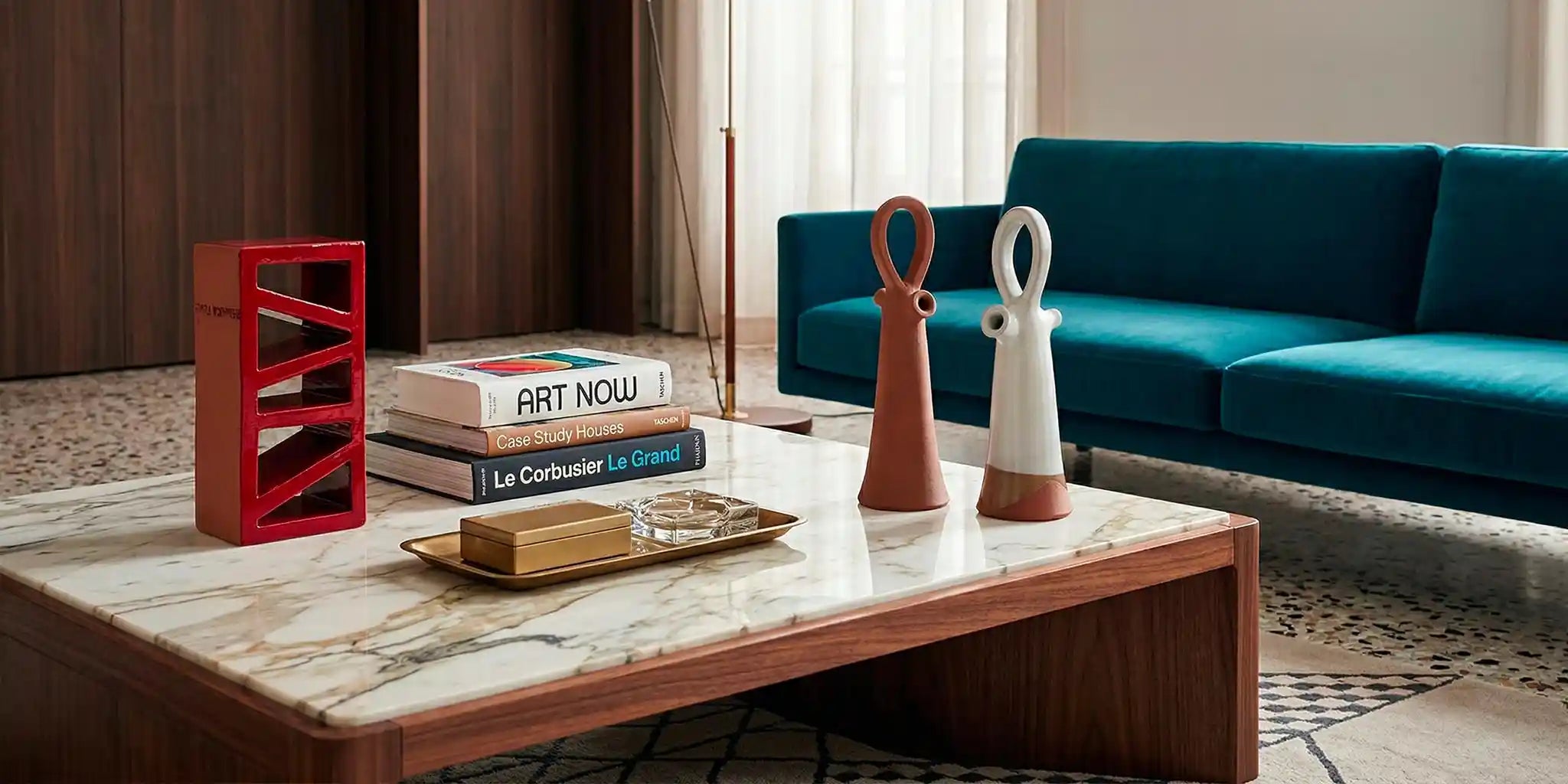 Arredamento contract Vicode per professionisti: elegante salotto in stile milanese con tavolino in noce, divano in velluto e complementi d'arredo artigianali.