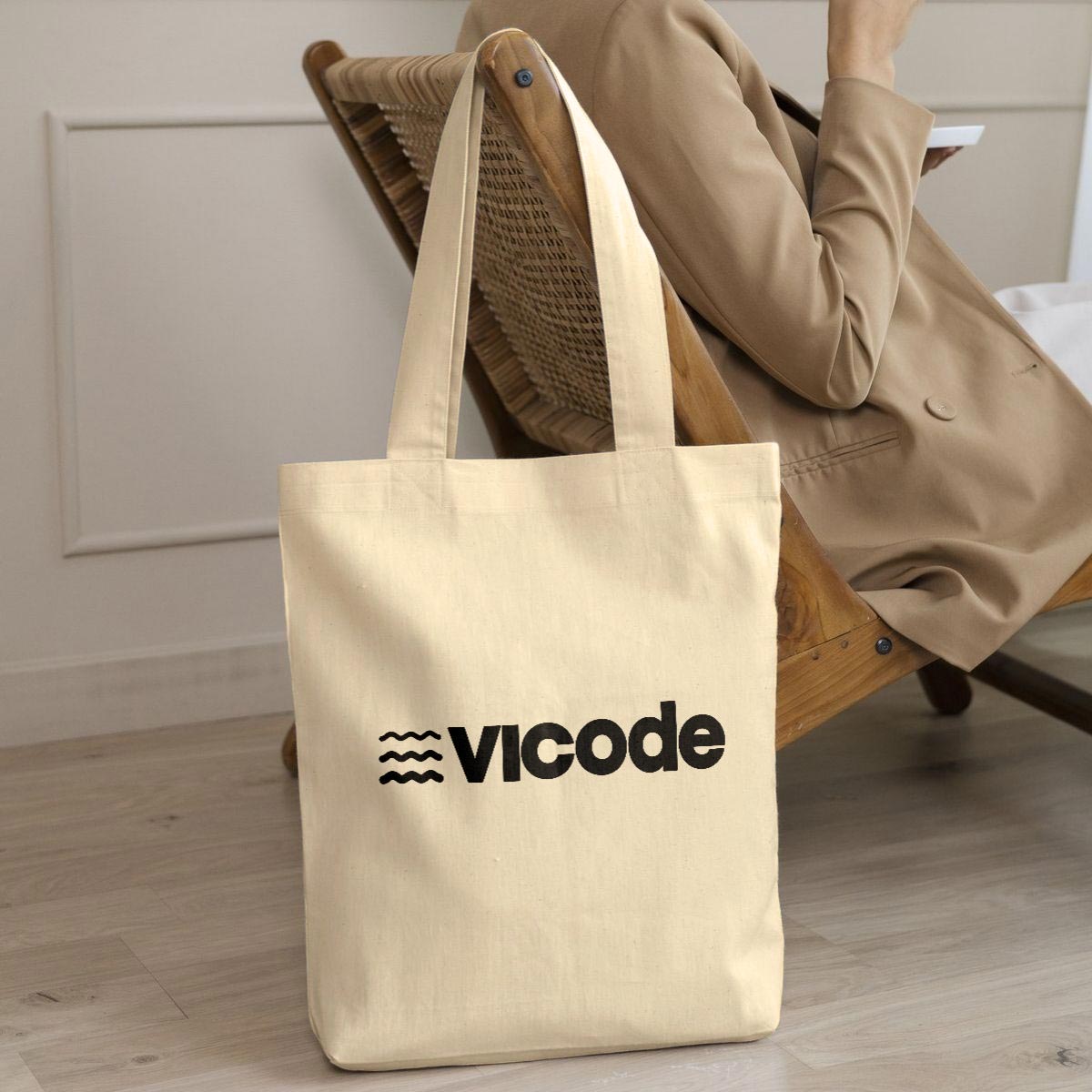 Primo piano del logo Vicode stampato con un contrasto raffinato sulla tote bag in cotone.
