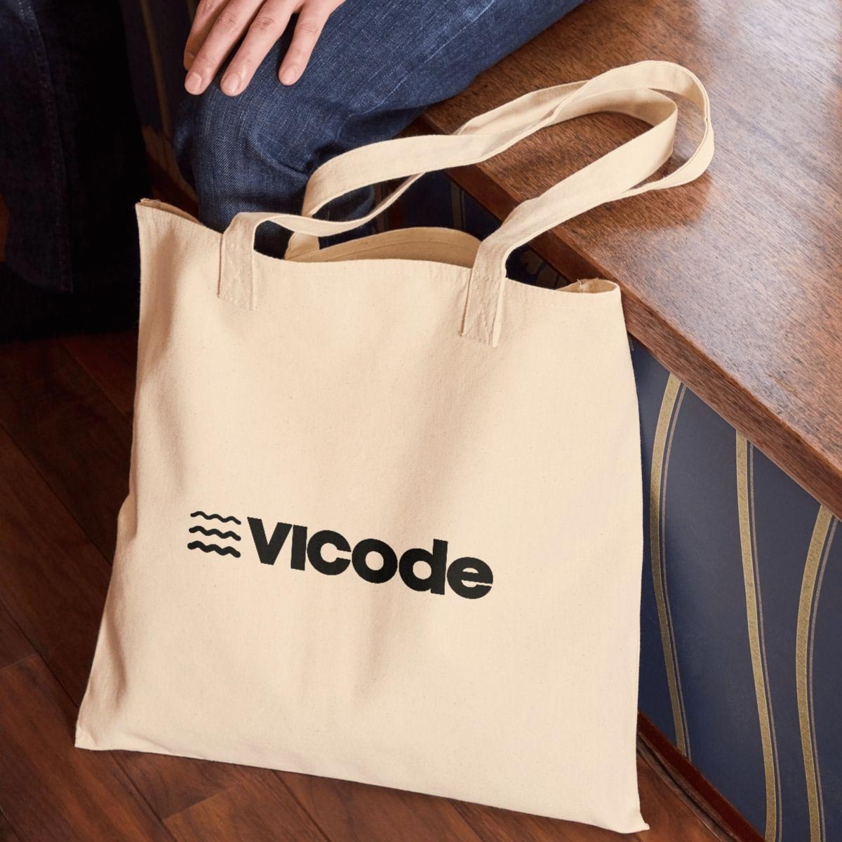 La tote bag in cotone Vicode accanto a una valigia, pronta per un viaggio.