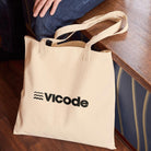 La tote bag in cotone Vicode accanto a una valigia, pronta per un viaggio.